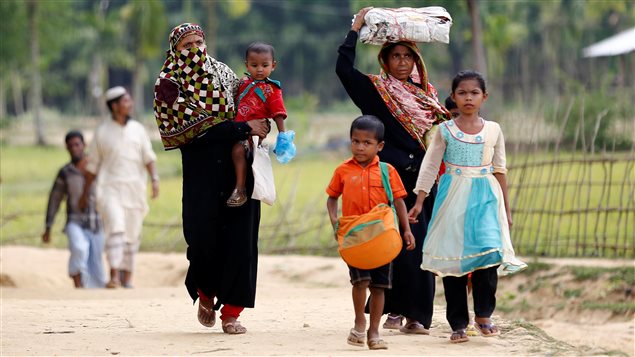 Rohingya refugees come to Balukhali Makeshift Refugee Camp in Cox’s Bazar, Bangladesh April 10, 2017.