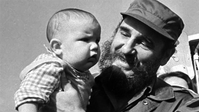Con uno de los hijos de Pierre Elliott Trudeau en La Habana, 1976