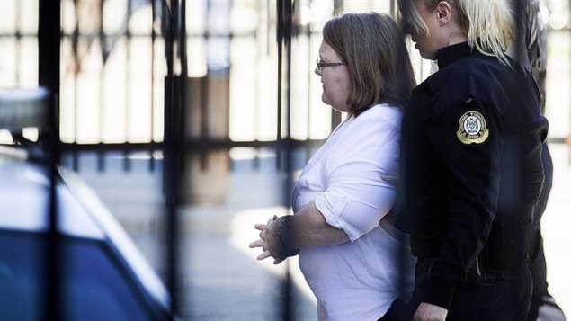 Elizabeth Wettlaufer, escortée par une policière vers le palais, ce matin.PETER POWER, PC