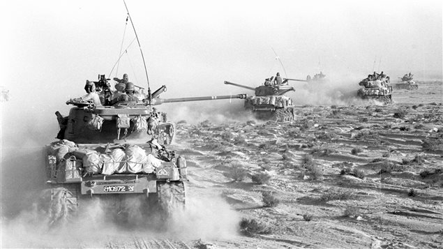 رتل من الدبابات الإسرائيلية يتقدم في شبه جزيرة سيناء خلال حرب حزيران (يونيو) 1967.