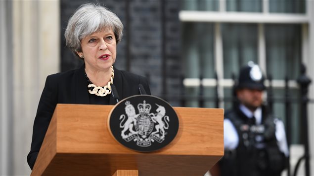 La primera ministra británica Theresa May se dirige a los medios este domingo 4 de junio, en el 10 Downing Street, Londres.