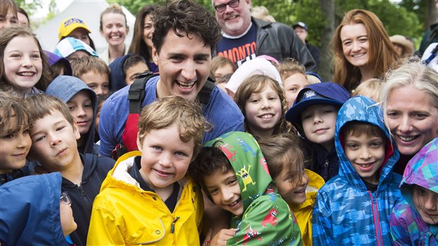 Prime Minister Trudeau posed for photos with children for World Environment Day 2017. 