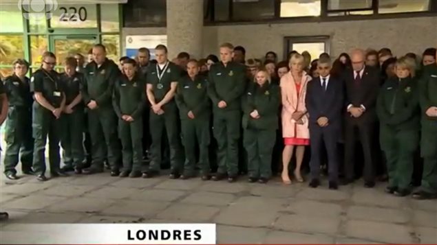 Los británicos guardaron un minuto de silencio en homenaje a las víctimas del atentado. 