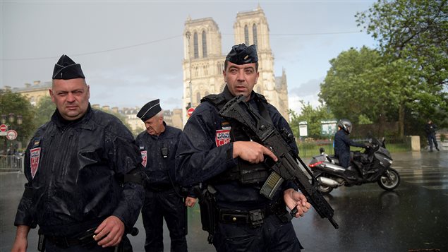 La seguridad policial aumentó en los alrededores de la catedral Nôtre Dame de París. 