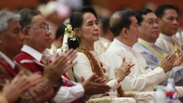 Myanmar’s Foreign Minister and State Counselor Aung San Suu Kyi (C) attends the closing ceremony of the second session of the Union Peace Conference in Naypyidaw on May 29, 2017.