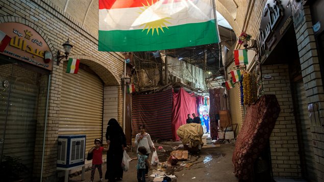 أعلام كردية في أحد أسواق أربيل، عاصمة إقليم كردستان العراق، في صورة مأخوذة أمس.