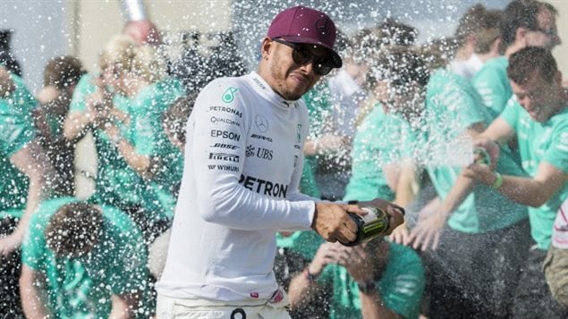 Lewis Hamilton a eu droit à la traditionnelle douche de champagne après sa victoire au Grand Prix de Formule 1 du Canada, à Montréal, dimanche.LA PRESSE CANADIENNE, GRAHAM HUGHES