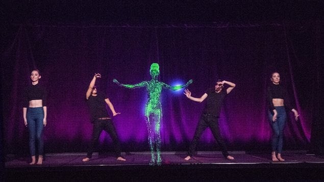 Maya Kodes interactuando con bailarines en espectáculo. 