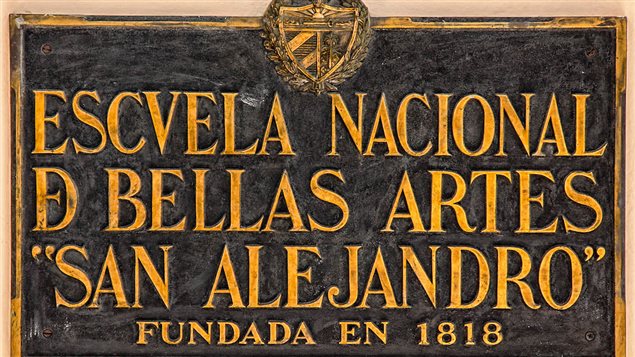 Placa de la Escuela nacional de bellas artes San Alejandro, en Cuba.