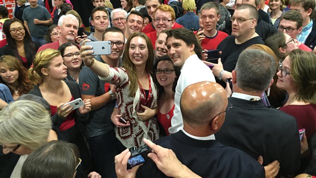 Des jeunes prennent un egoportrait avec Justin Trudeau.Photo Credit: Radio-Canada/Daniel Thibeault