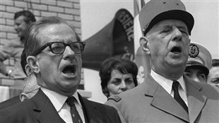Le premier ministre du Québec, Daniel Johnson, et le président français, Charles de Gaulle, chantent l’hymne national à Montréal le 24 juillet 1967.