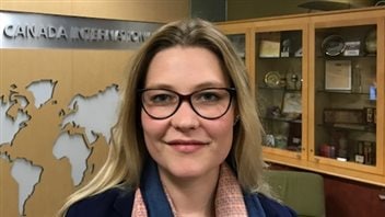 Claudine Pelletier Paquet, de la nación indígena wendat, hace una pasantía de periodismo en Radio Canada.