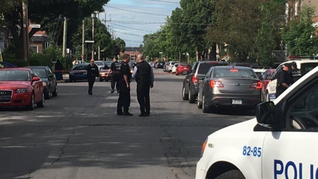 Montreal police near an apartment believed to be connected to the suspect in a stabbing at a U.S. airport. (Pascal Robidas/Radio-Canada)