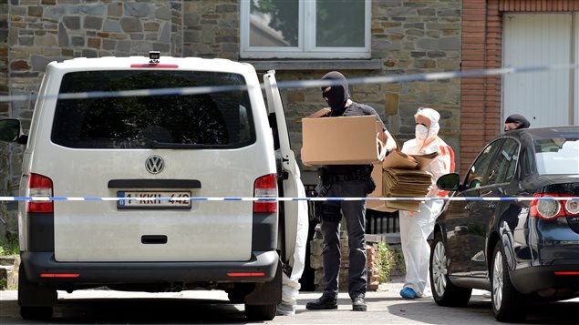 La policía allanó la residencia del presunto responsable del atentado en Bruselas. 