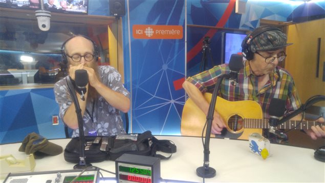 BluesReel con Patrick Hutchison en la guitarra y John Kerkhoven en las armónicas.