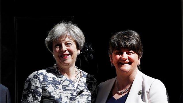 La primera ministra británica, Theresa May (izq.) y Arlene Foster, jefa del DUP, este lunes 26 de junio 2017.