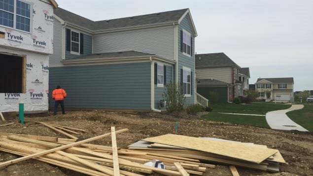 Du bois d’oeuvre canadien devant une maison en construction à Elgin, près de Chicago. Photo : Radio-Canada/Sophie Langlois