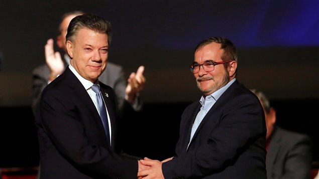 Santos y Londoño tras firmar el acuerdo de paz.