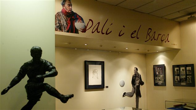 Exposición sobre la relación entre Dalí y el Barça, del cual era hincha, en el Museo del Camp Nou en Barcelona, el 29 de enero 2005.