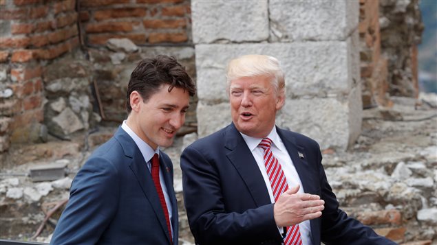 الرئيس الأميركي دونالد ترامب إلى اليمين وإلى اليسار رئيس الوزراء الكندي جوستان ترودو 