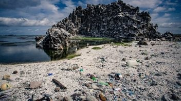 L’île déserte est recouverte de déchets. Photo : Radio-Canada/N2PIX.