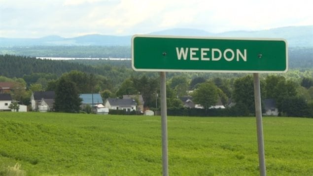 Pancarte affichant le nom de la ville de Weedon