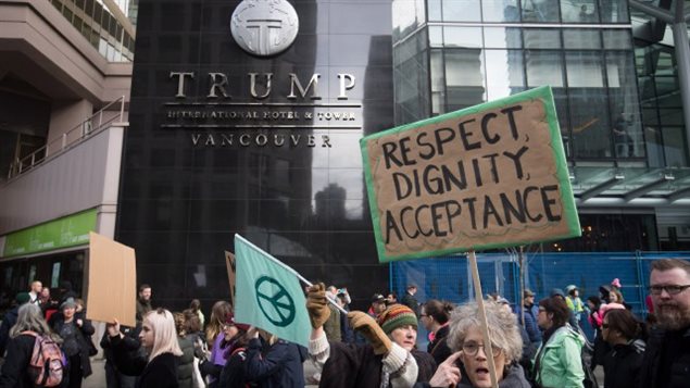 Plusieurs manifestations avaient été organisées à Toronto devant le Trump International Hotel & Tower, pendant et après la campagne électorale américaine.