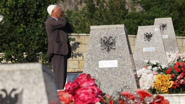 Cementerio de los Mártires en Eid al-Fitr en Racak, Kosovo. 