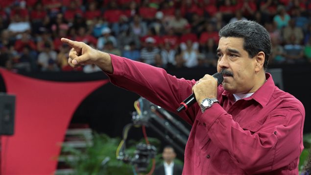 Maduro habla frente a una multitud de partidarios.