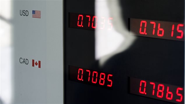 El bajo valor del dolar canadiense, frente a su par estadounidense, ha ayudado a la fortaleza económica local.