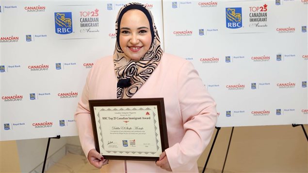 داليا الشافعي مصطفى تحمل الجائزة التي نالتها أمس تقديراً لعطاءاتها التي ساهمت بـ"تغيير وجه كندا بشكل إيجابي".