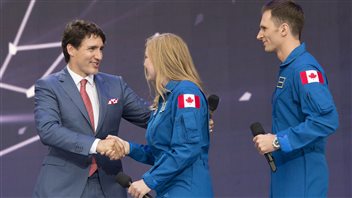 Le premier ministre Trudeau avec les deux nouveaux astronautes le premier juillet dernier. 