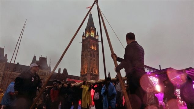 Grupos indígenas instalaron una protesta frente al parlamento.