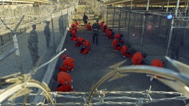 El canadiense Omar Khadr llegó al centro de detención estadounidense en la Bahía de Guantánamo, Cuba, en 2002, el año en que abrió sus puertas. A los 15 años, Khadr era el detenido más joven en esta prisión.