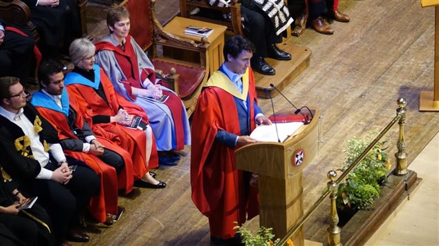 Justin Trudeau a livré un discours devant des finissants universitaires à Édimbourg. Photo : Radio-Canada/Raphaël Bouvier-Auclair