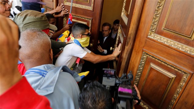 Incidentes en la Asamblea Legislativa muestran la tensión entre el Ejecutivo y el Parlamento.