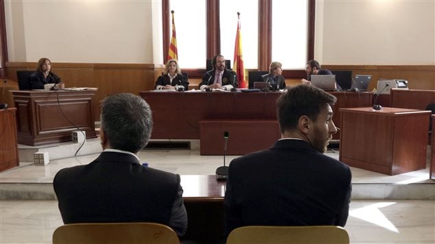 Lionel Messi y su padre, Jorge Horacio Messi, ante el tribunal el 2 de junio 2016. 