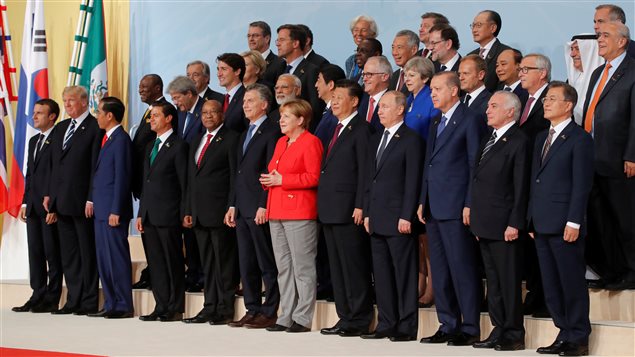 Líderes juntos en las fotos, más distantes en la política.