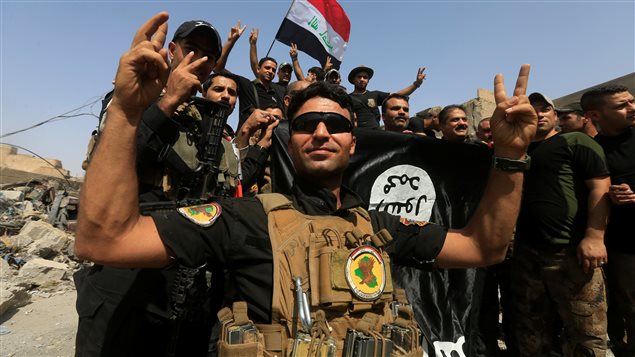 عناصر من قوات مكافحة الإرهاب العراقية يحتفلون في 9 تموز (يوليو) الفائت في الموصل القديمة بالانتصار على تنظيم