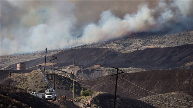 Cuadrillas reparan líneas de tensión dañadas por el fuego.
