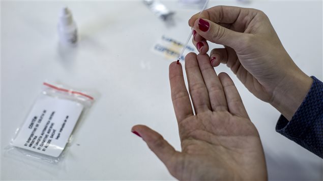 Una gota de sangre es suficiente para hacer el estudio.