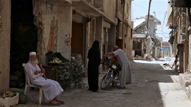 تنعّم بالهدوء وسط الدمار في أحد أسواق درعا في جنوب غرب سوريا يوم أمس.