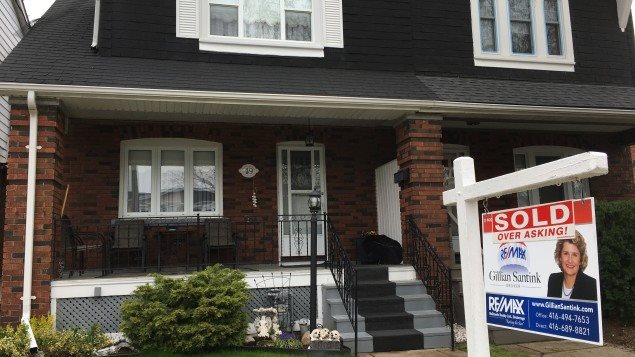 Esta casa adosada en Toronto fue vendida en más de un millón de dólares en abril de 2017.