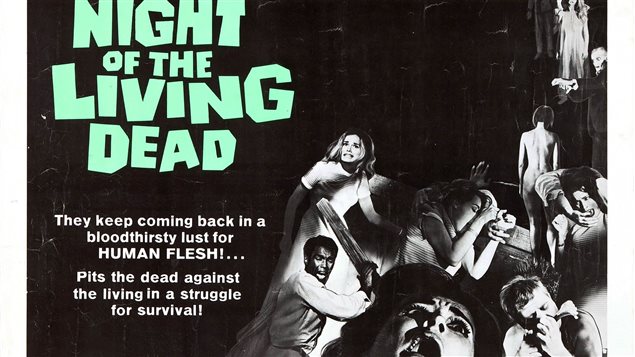 Detalle del afiche de la película de Romero *La noche de los muertos vivientes*.