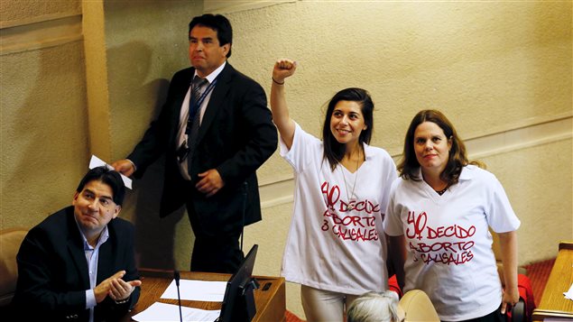 Diputados del Partido Socialista toman la mano durante una sesión en el Congreso a favor de un proyecto de ley por el gobierno, que busca aliviar la estricta prohibición del aborto en el país 