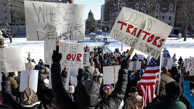 A pesas de las protestas, el electorado de Trump parece no perder su confianza.