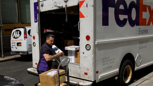 FedEx expects to handle a record number of packages as Canadians plan to do more holiday shopping online.