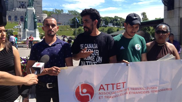 Imagen de la conferencia de prensa de la Asociación de Trabajadores Migrantes Temporales frente al Oratorio San José de Montreal 