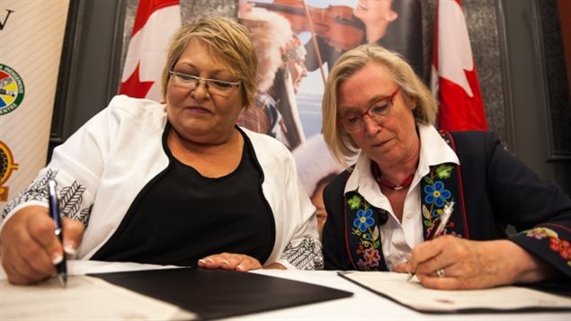 La ministra de Asuntos Indígenas y del Norte Carolyn Bennett (a la derecha) y la vicepresidenta de la FSIN, Heather Bear, firman una carta de acuerdo en Regina el 24 de julio de 2017.
