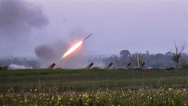 Un missile est lancé par les forces azerbaïdjanaises dans le village de Gapanli, en Azerbaïdjan, le 3 avril 2016.
